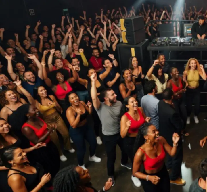 Zsúfolt tánctér, ahol a közönség a DJ előtt táncol.