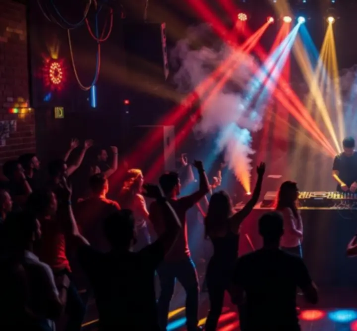 Színes fényekkel, lézerekkel és vizuális effektekkel megvilágított DJ színpad.