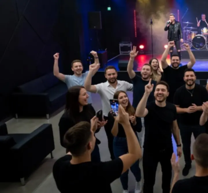 Tömeg egy élő koncerten dinamikus színpadi fényekkel