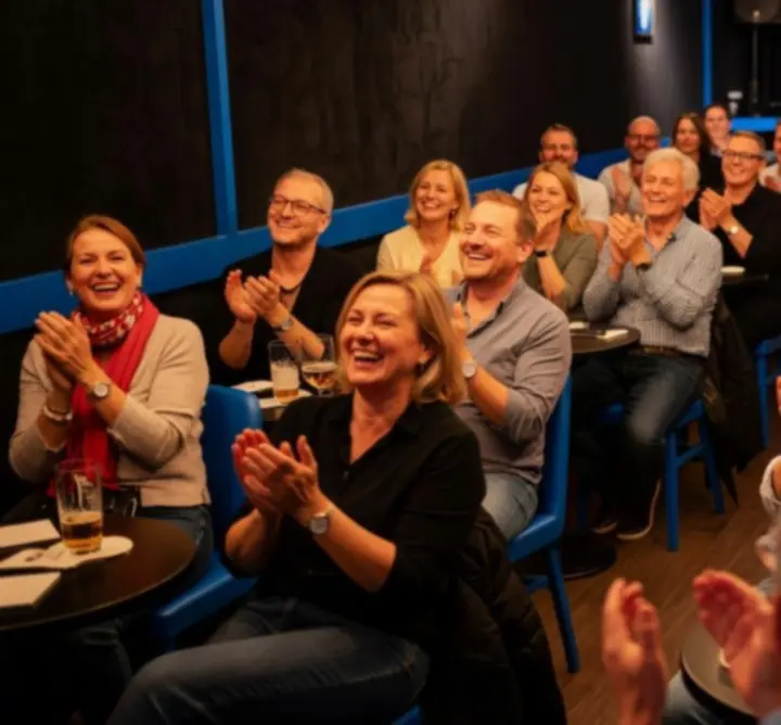 Nevető közönség egy klub jellegű stand-up esten